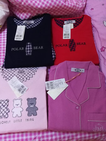 质量不错，是纯棉的不是很厚裤子有点发粉，手感很舒服以经洗了不掉色。