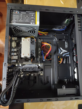 评分检测：135000鲁大师测评
运行速度：很快！！！！
游戏效果：还可以！！！
外形外观：实用，家用合适
安装难度：容易
其他特色：卖家服务很好，收到货的时候感觉散热器声音有点大，卖家很快解决了，i5 9400f处理器这个价位在京东也只有店家能买到了，我看了下其它基本都是2200以上。电脑主要就是cpu和主板，后续的好升级，不多说，看图