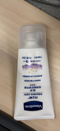 保湿效果：保湿效果很不错
产品香味：香味淡淡的 正正好好