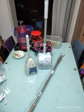 选这款晾衣杆，因为它的挂头是金属的，其实晾衣杆最重要的就是挂头，而一般买到的晾衣杆都是塑料头，用时间长了塑料就会老化折断，之前家里买的晾衣杆都是这问题，杆子金属特别厚实结实，但杆头无一幸免最后折了～终于找到一款金属头晾衣杆！不过它的杆管特别单薄，有点头重脚轻的感觉～咋就不能两全其美呢？