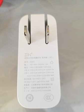 做工质感：做工好，后部开孔准确，非常结实耐用
充电速度：实用pd快充充电速度非常快
便携性能：适合出差旅行携带，非常方便
其他特色：双十一买的超值，看着个头虽大，但实际却很轻巧方便，而且便于携带，出差旅行必备良品！