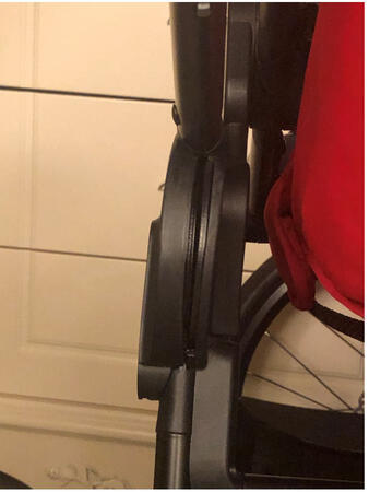 4月22日我在京东cybex官方旗舰店购买cybex 婴儿推车BALIOS M一台订单编号为：94138558279。10月27日出现左前轮无法正常转向，造成孩子摔伤，推车老人腰部扭伤的情况，因我是plus会员可以享受免费上门退换货的服务，就在京东平台申请售后服务。但商家两次强行关闭我的申请。无奈我联系京东希望京东协调此问题。 京东同意由京东物流上门返厂维修10月29日京东取走商品返厂。后收到京东服务进度短信处理方式为“线下换新”11月4日收到商品，商家及京东商城并有兑现承诺“线下换新”只是做了所谓的维修。且返回商品状态比返厂之前状态更差，之前转向问题没有解决,车架也严重变形。 联系京东称：不履行“线下换新”承诺要我接受商家的线下维修方案。商家此期间态度恶劣竟诬陷我说是我寄回返厂才造成商品损坏，事实是京东帮我做的返厂。该商品号称为德国品牌，但自始至终都是自称是好孩子品牌的不明人员与我联系。 11月13日京东给出的最终解决方案：要求我必须接受好孩子品牌上门维修，无视“上门焕新”的服务承诺，与商家狼狈为奸坑害消费者。因京东已关闭该商品的评论页面，我将在我购买的所有其他商品评论中粘贴此信息打扰各位很抱歉，此商品还在促销不想更多的小朋友受到伤害谢谢