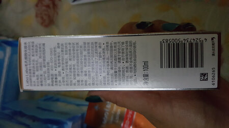 皮肤出油，毛孔也比较大，换了很多种水，后来一个好朋友给我推荐了这款水，就用了一段时间，效果不错，感觉毛孔有变小，双十一参加活动又买了一瓶，还送一瓶100毫升的，蛮划算的