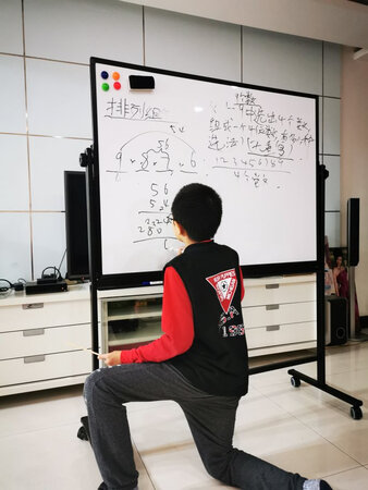 尺寸大小：偏大
擦拭效果：质量非常好
产品包装：包装得当不会破损
书写效果：流畅
稳定效果：有固定装置
外形外观：很好
孩子喜欢，选了很久选的这款，虽然有点大，他说可以学习，也值得了，质量没的说，文具很多都是得力的，这款非常厚实，不是轻薄的款