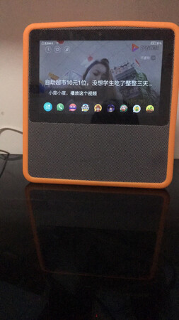 本来是想买小爱同学，但是京东搜了一下只能音箱，就出来个小度，一查是~旗下的，大公司的东西还是比较放心，买来就是想给孩子听歌用的，孩子小有时候闹人，不用再手动去搜索音乐，比较方便，现在每天用这个看宝宝巴士小猪佩奇，已经成为不可或缺的一部分，音质什么都还不错，就是有时候反应不是太灵敏，叫小度的时候偶尔会没有反应，不知道是不是有问题，再就是这个内置电池真的很鸡肋，拔掉电源一会就没电了