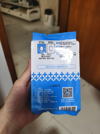 之前就一直用蓝加白，坐垫纸够大张，可以覆盖整个马桶盖。防水功能倒没有很明显的感觉。这次买的有加粘贴的设计，贴得不紧，容易走位。总体还是可以。