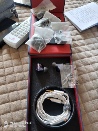 做工质感：做工精致，蓝色亮面漂亮，手感很轻，耳机入耳孔稍显大，需要适应。
音质音效：开声音质清晰，分离度很好，高音细节都可以听的到，最大优点是人声特别舒服，有质感。不足是声场不够大，低频特别是鼓声比较单薄，喜欢劲爆低音的不是很适合。
舒适度：入耳孔稍大，需要适应。
续航能力：不是蓝牙耳机，略过。