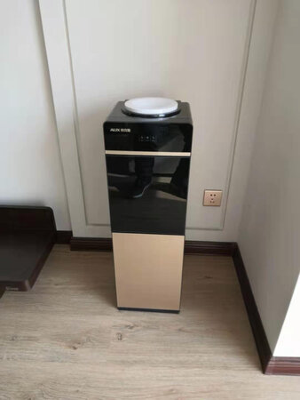 已经在奥克斯家买的第二台饮水机了，很好用，而且颜值很高，这个品牌的东西还不错，买的冷热功能的，既能制冷也能制热，试了一下机器没问题，不漏水，制冷时间长一点，声音稍微有点大，不过能接受，京东自营的配送很好很方便，会继续支持