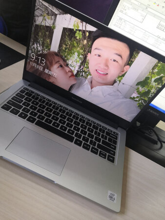 运行速度：开机8″
屏幕效果：屏幕略小，但是很清楚，很舒服
散热性能：散热效果不错
外形外观：金属机身，非常喜欢，简约大气
轻薄程度：轻薄方便携带不是很重
其他特色：就是这个office激活太为难我了，找的客服帮助，客服相当耐心解释，给个好评感谢。