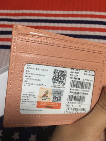 外观颜值：桔色，满满的少女心。喜欢。我拍的照片颜色无色差，可参考。
材质手感：柔软。舒服。这点是我想要的，不喜欢硬硬的钱包。
做工细节：钱包角部有打褶痕迹，可见。这点不是很喜欢。喜欢无痕的。
是否正品：包装很讲究，一层层的包裹着，还有验证码。应该是正品吧。
尺寸大小：钱包很小巧，薄款。放到小背包里正合适。现在都刷手机付费了，现金不需要带很多，足够用了。
容量空间：足够日常使用了。
包装设计：跳舞的女孩很亮，可爱。