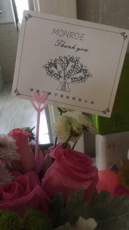 已经在他家第四次买了，每次都很满意，花非常的新鲜，送的也很及时，客服态度也很好。晚上十一二点找客服也是很耐心答复。非常不错！