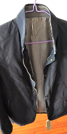 搞活动的时候买的非常划算。衣服比一般的秋衣要厚一点。适合天气再凉一点的时候穿。