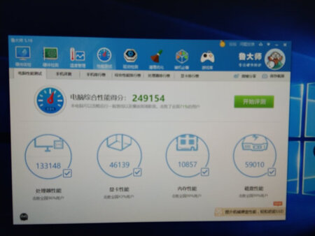 包装保护：包装很高档。两层硬盒包装。里面还有泡沫保护。妥妥的。
游戏效果：这个是专业图形显卡。游戏还是买专业游戏显卡。
评分检测：专业显卡就是不一样。做设计一定要专业显卡。很多不懂的人说什么随便一块显卡就可以。那是因为他们没用过专业显卡。用过以后就知道什么叫质的提升。我家里面用的是r580 8g  在用设计软件方面性能。还不如这个。
散热性能：这个功耗超低，基本上听不到什么运转的声音。这么安静只能证明一点，这个发热量很小。
外形外观：比较小巧。占机箱空间很少。
其他特色：这个支持四联屏5k显示。还支持音频输出。良心