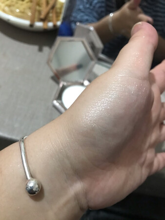 外观是非常漂亮了，薄涂的话就都是亮晶晶的，厚涂的话会更像高光一些。