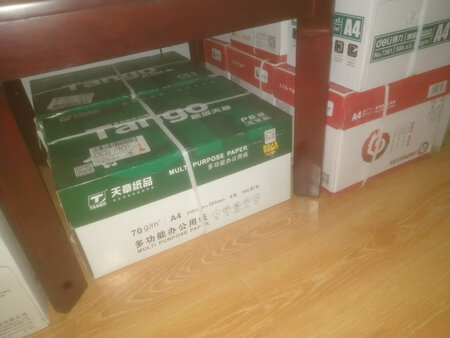 质量非常不错，公司办公一直用的天章的复印纸，目前屯了40多箱，合计300包左右，差不多能用到明年6.18了，到时候接着屯。这个A4纸纸质很好 ，纸面洁白光滑。双面打印,打印出来的效果很好。包装也很好看，特价买的，价格很便宜。复印很棒,不会出现透纸现象，复印很顺滑,一点都不卡纸,包装也挺好的。纸张比较整齐。物流很快，晚上下单，第二天上午就到了，物流非常赞。快递小哥人很好，帮我搬纸，给小哥点个赞！！推荐大家购买！！！