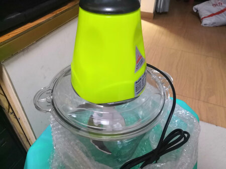 电动绞肉机 家用粉碎机厨房多功能捣蒜料理机便携绞菜器碎辣椒馅搅拌机蒜泥器，不错，解决了每次剁辣椒后手辣得不行的痛苦！刀口锋利！每次手工剁椒后，尝试了多种方法都无法减轻那种闹心的辣！捣蒜也方便不少，即方便又省时，也不用烦恼洗菜墩及收拾灶台面的残留物！？？