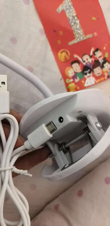 商家发的灯充电头是扁的充电孔是圆的请问怎么插？我反应了之后客服让~信发视频灯打开只能亮一到三秒左右就自动熄灭申请退货客服不同意说是让我踩烂之后补发一个但是只有物流没有实物我对天发誓没有收到商家发的第二个灯客服给我发的第一个补发单号还是错的购物体验很差大家慎重购买！