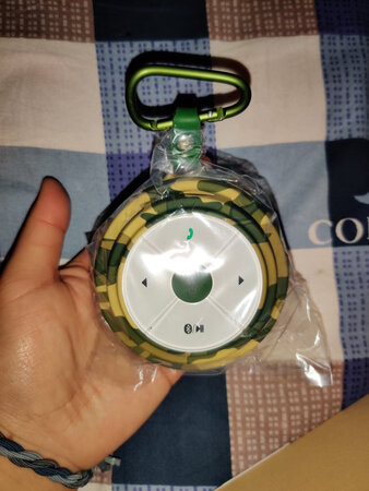 外形外观：很可爱 比手掌小一点
做工质感：我觉得绿色的应该会比迷彩的更好点
音质音效：很棒
安装难易：更简单
其他特色：开机有语音提示，很人性化，很可爱哈哈