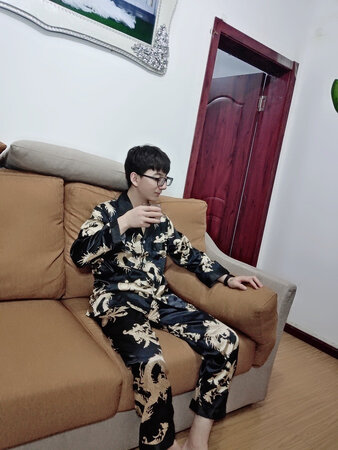睡衣质量蛮好的，穿着挺舒服，我175－118穿着挺合身，款式也好看，满意，下次需要再来