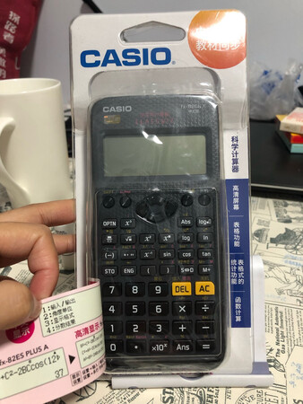 因为要准备注会考试，特意买的计算器，还行，整体来说这款卡西欧的计算器很不错，能满足考试和日常备考需要。屏幕分辨率也挺好，对比度可以调节，整体来说5颗星。键盘触感也还可以，没有95那款软，但是也还行。计算器，内附说明书，关于具体的使用和各种运算都有说明，点个赞，下次有需要会继续支持的。