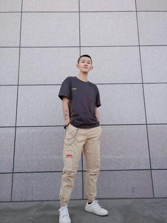 裤子收到了，赶紧试了下上身效果特别好，特别好搭衣服，价格也合适，满意