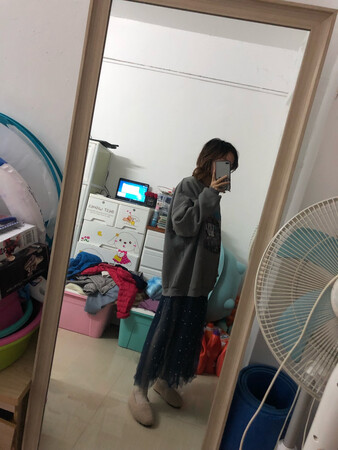 卫衣裙质量不错哦，内里加薄绒，上身舒服极了，但是这衣服不能机洗，纱裙的珠子会容易损坏