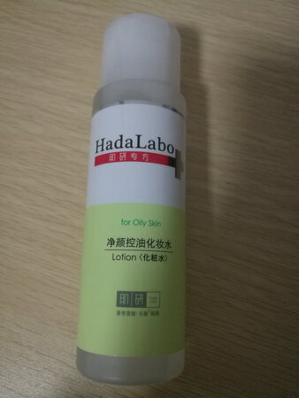 适合肤质：这个适合我这样的油性混合性皮肤，有种淡淡的清香吧，说实话味道有点儿怪怪的，不过使用感很好，用了以后感觉皮肤出油没那么厉害，当然才用了没多久，可能是我的感觉在起作用哈哈，肌研的产品用了很多，以前用那个保湿水，这款产品还是第一次尝试，还是非常不错的，价格也很好