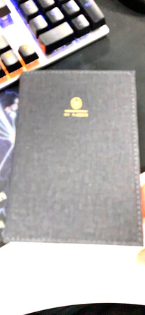 产品质感：质感很好
厚薄程度：薄厚适宜
尺寸大小：用来做手帐在合适不过了
产品设计：设计风格是我喜欢的风格
这个已经是买的第二本了，很好用，推荐大家购买
不管是开会还是什么记录都很方便，携带起来也很方便，平时往兜里面一放就可以了
其他特色：得力出品必属精品
你值得拥有