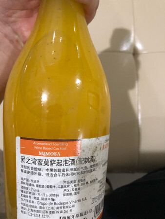 买了六瓶，期中一瓶外表很脏，里面还有异物，不敢喝，其他五瓶还好！