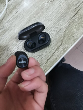做工质感：小巧便于携带，缺点更方便丢失。
音效音质：如果满分一百的话我只给七十分。
舒适度：比原厂耳机好，戴久了耳朵也不疼。
续航能力：也就三四个小时左右