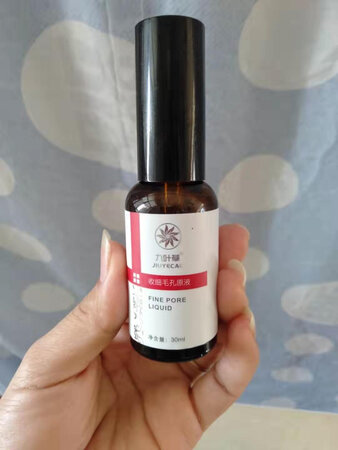 产品质感：用在脸上效果杠杠的，比较顺滑的感觉，
使用效果：产品容易吸收，虽然不是有明显的改善，但是感觉还是有些效果，比使用前的效果还是要好，总体来说还是不错
适合肤质：应该毛孔粗大的都可以用，使用后莫有过敏，也莫有感觉到皮肤的不适，也可能是我的皮肤吧，一般的化妆品都莫有过敏的，这个也莫有
其他特色：就是份量有些少，一瓶那么小，用不了多久，这次是第二次购买，又是双十一，有优惠，买一下子买了四瓶，这么的希望有非常明显的改善吧