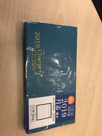 看起来有点小，没想象中大，感觉不太高档的样子，里面的纸质还可以