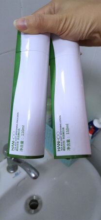 补水效果：补水非常好
使用效果：用得皮肤也美美的
适合肤质：我是干性皮肤的，可以用