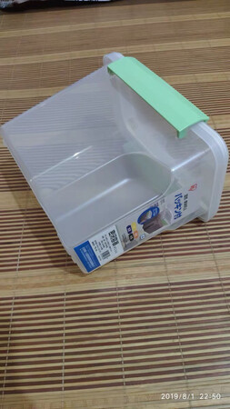 容量大小：合适
厚薄程度：厚
实用性能：很实用
商品材质：质量过硬无异味。
一下子买了好多，爱丽丝的塑料制品材质过硬，没有异味，用很多年也不会变形，这款食物封闭盒可以用来装大米，零食，水果蔬菜等放在冷藏室使用，不能放在冷冻室使用京东搞活动的时候买来，价格实惠还便宜，不值得推荐。