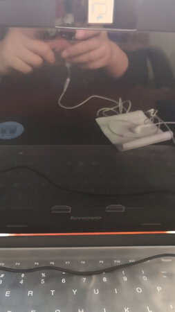 产品包装：包装很好，收到时没有破损和折坏。
材质做工：还不错，看上去很清晰
外观设计：跟我电脑的屏幕严丝合缝，感觉很合适
安装操作：里面安装的东西比较齐全。膜是属于比较硬的那种，贴膜之后需要用安装包里的挡片挡一下，不然会稍微有点翘起来。
使用效果：这款防窥膜，只有在与屏幕夹角大概小于四十五度的时候才会看不到，大于大概四十五度的时候还是可以看到屏幕的。会使屏幕暗一点，应该可以护眼吧