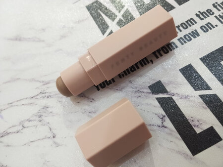fenty beauty必买修容棒a**er 特别正的灰棕 不偏红 所以巨自然 而且质地顺滑不油腻很持久  ?
真神仙修容啊，有姐妹用过嘛，现在很便宜就能到手 Fenty Beauty 修容棒，这个修容棒是真的好用，用一次我就爱上了！！颜色超级自然，也很好晕开， 这个可是 Fenty Beauty最火的产品之一啊