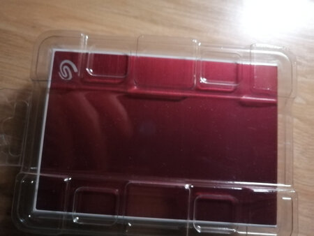 希捷的品质很棒，有一个2t的用了好几年了，存的东西太多，双十一价格优惠果断入手一个4t的。
京东活动的时候买的，价格也很美丽，比线下价格低了很多。家里的东西大都在网上买，网上买东西，首选京东，送货快，价格便宜，关键售后还很给力！希望京东多搞活动！买买买，支持京东！