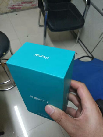 手机是全新正品，质量很好，大小合适，拿着很方便，系统运行流畅