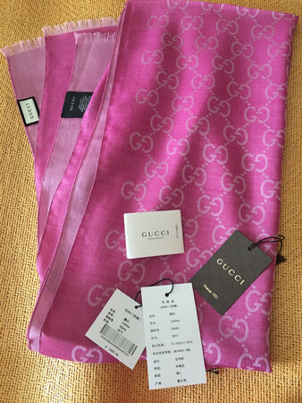 是否正品：是
灯光问题，实物很好看，配黑色衣服最靓