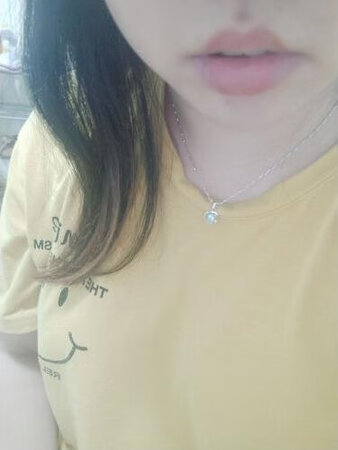 项链很漂亮，完全满足我的期待，然后就觉得她的银链子都是很闪的，和我在店里看到的一样啊，就很精致，非常亮，然后又很有质感