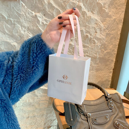 自营出品，非常闪耀，下单第二天就到了。闺蜜很喜欢，收到就戴上了，做工很精致，钻很闪，衬得皮肤很白，冬天再冷也挡不住爱美的步伐(?ω?)hiahiahia。包装精致，配件证书很齐全，比一些大牌的还细致。一套很值，物美价廉?