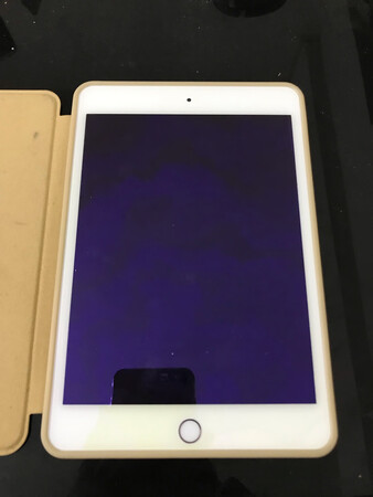 贴膜后显示清晰，只是必须一次成功，不然很容易变形翘边