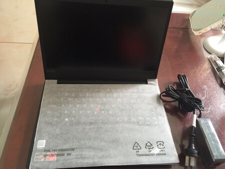 运行速度：很好 秒杀旧电脑
屏幕效果：好
散热性能：好
外形外观：漂亮
轻薄程度：轻薄
其他特色：客服专业又耐心