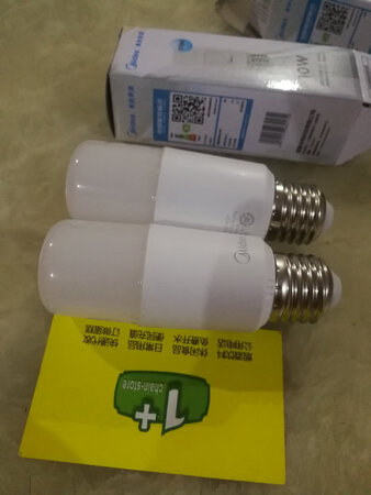 美的LED灯光有点偏暖，没那么白，跟球形LED灯相比，体形细了很多，以下图片中一个是10W的，一个是7W的