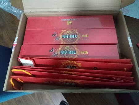 东西很好，已经第三次购买了，送老外，不贵又有特色，值得购买。