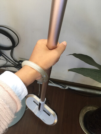 双十一买的，己到货，迫不及待拆开来看看，土豪金颜色很惊艳，安装很方便，拿在手上特别轻便，东西不错，己经充上电了，一会就试试效果，但是光看货己经能给满分了喔，不仅能清洁地面，我更是冲着能方便洗车，再也不用弯腰洗车了，解放我的老腰啊，想想都很开心?