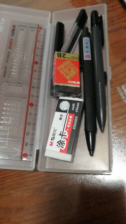 做工质感：很舒服的磨砂材质，pp的，比较安全。
尺寸大小：大小挺合适，正好放下刚买的两只涂卡笔，明天可以直接考试用啦。
便携性能：很方便携带，而且分类好了，用起来顺手，铅不会弄到别的地方去。
手感：拿起来很舒服。
其他特色：总之，很实用的一个盒子