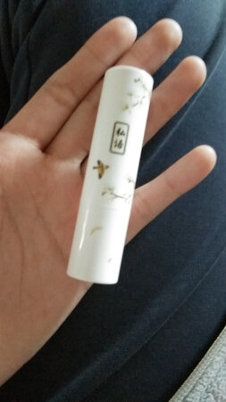 包装超级好看，唇膏表面的包装也很好看，唇膏用着挺好。