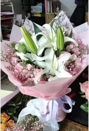 送花速度很快哦，鲜花很新鲜也很美，感谢客服的耐心帮助和解答，以后买花就锁定这家了，非常满意的一次购物，棒棒哒