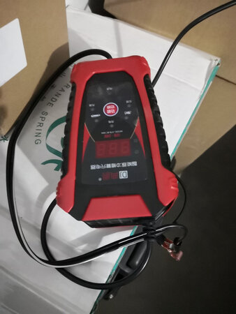 车放车库时间久了，完全没电了，到电瓶维修店充电，给了个备用旧电瓶，到家后又没电了（备用旧电瓶太差了），中午拍了典爵充电器，第二天上午到货，下午17点出差到家后，马上给汽车电瓶充电，显示12V电压，充电20分钟后电瓶电量达到16%，汽车成功启动，17点50到电瓶修理店换回我的原装电瓶。虽然有两部车，但汽车电瓶对接启动太麻烦，也没有对接用电缆。很好的小东西，十分的便宜、实惠，安全方便，解决了大问题，放在车库备用，踏实方便多了。